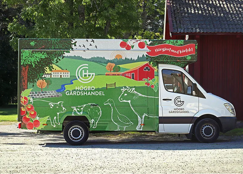 En bil för matförsäljning, prydd med ett tecknat landskap
