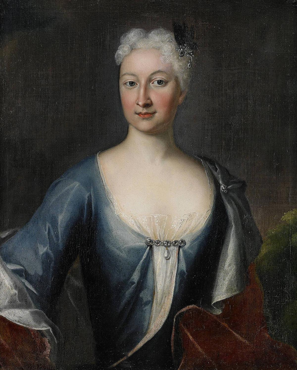 Porträtt av en kvinna i pudrad 1700-talsfrisyr, blå klänning och med vänlig blick.