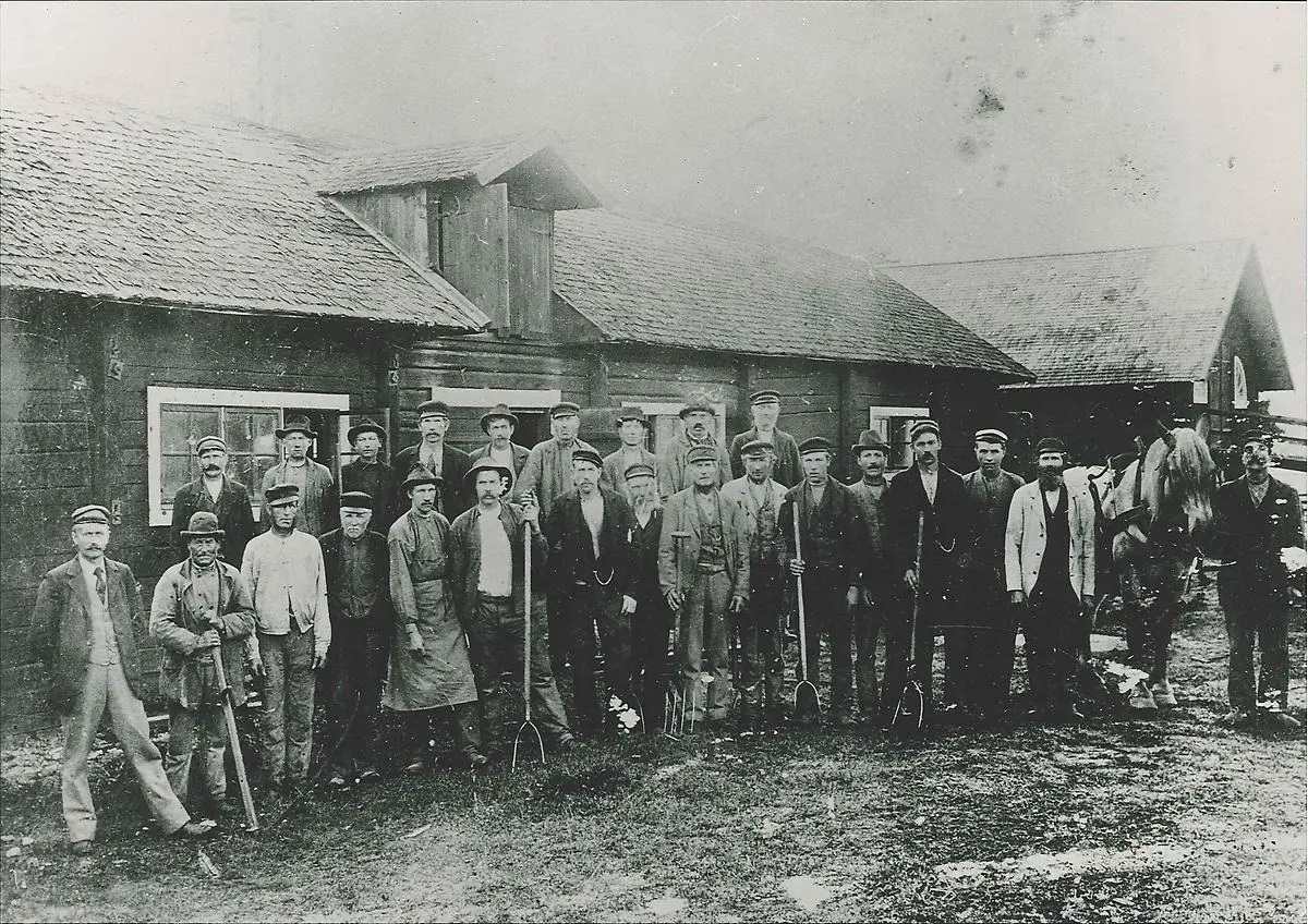 Gruppfoto av brukets anställda 1901