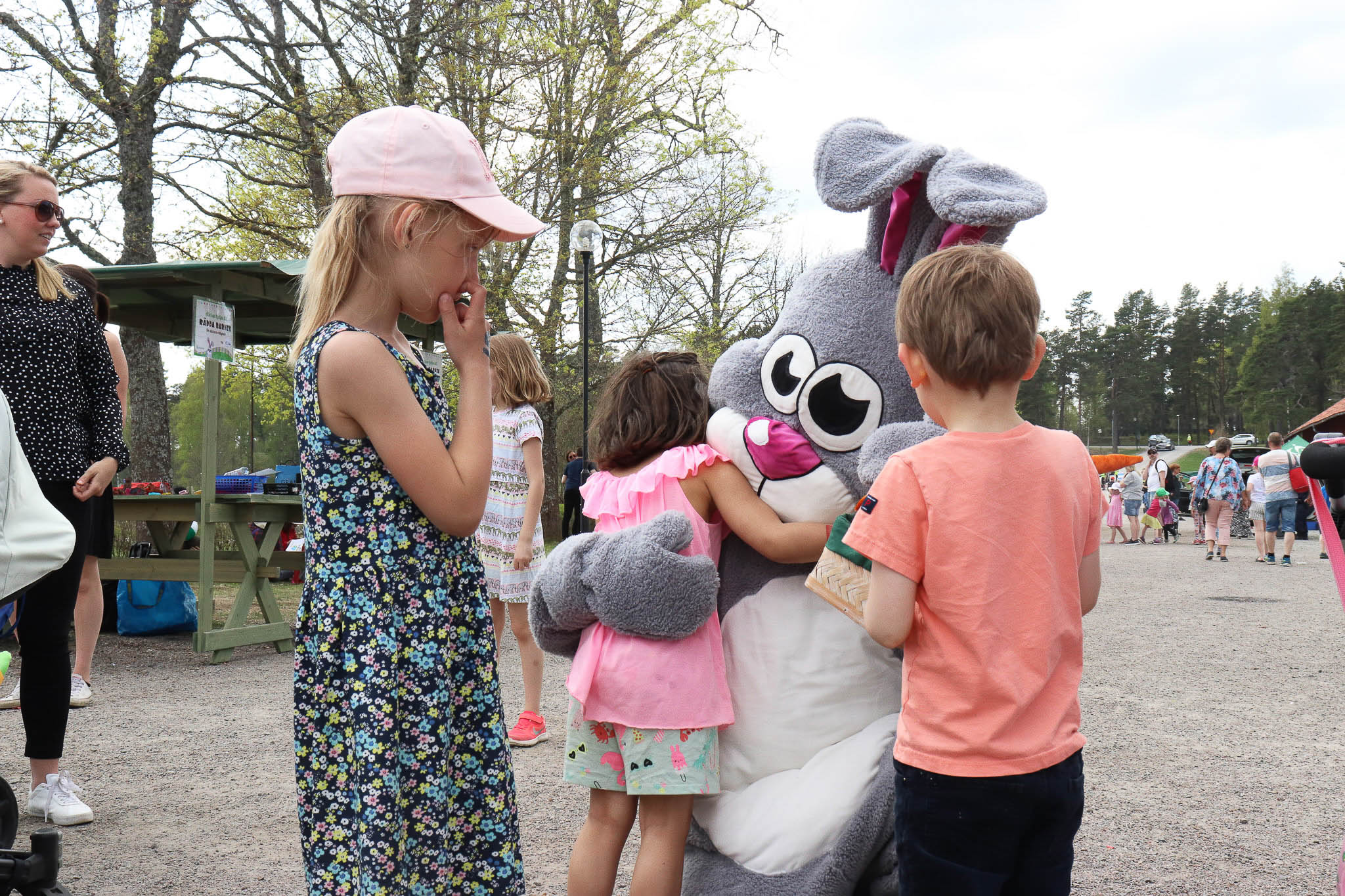 Barnen kramar den gulliga maskoten Hierteskutt, en stor grå kanin.
