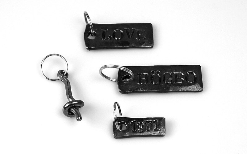 Nyckelringar i stål med präglade bokstäver